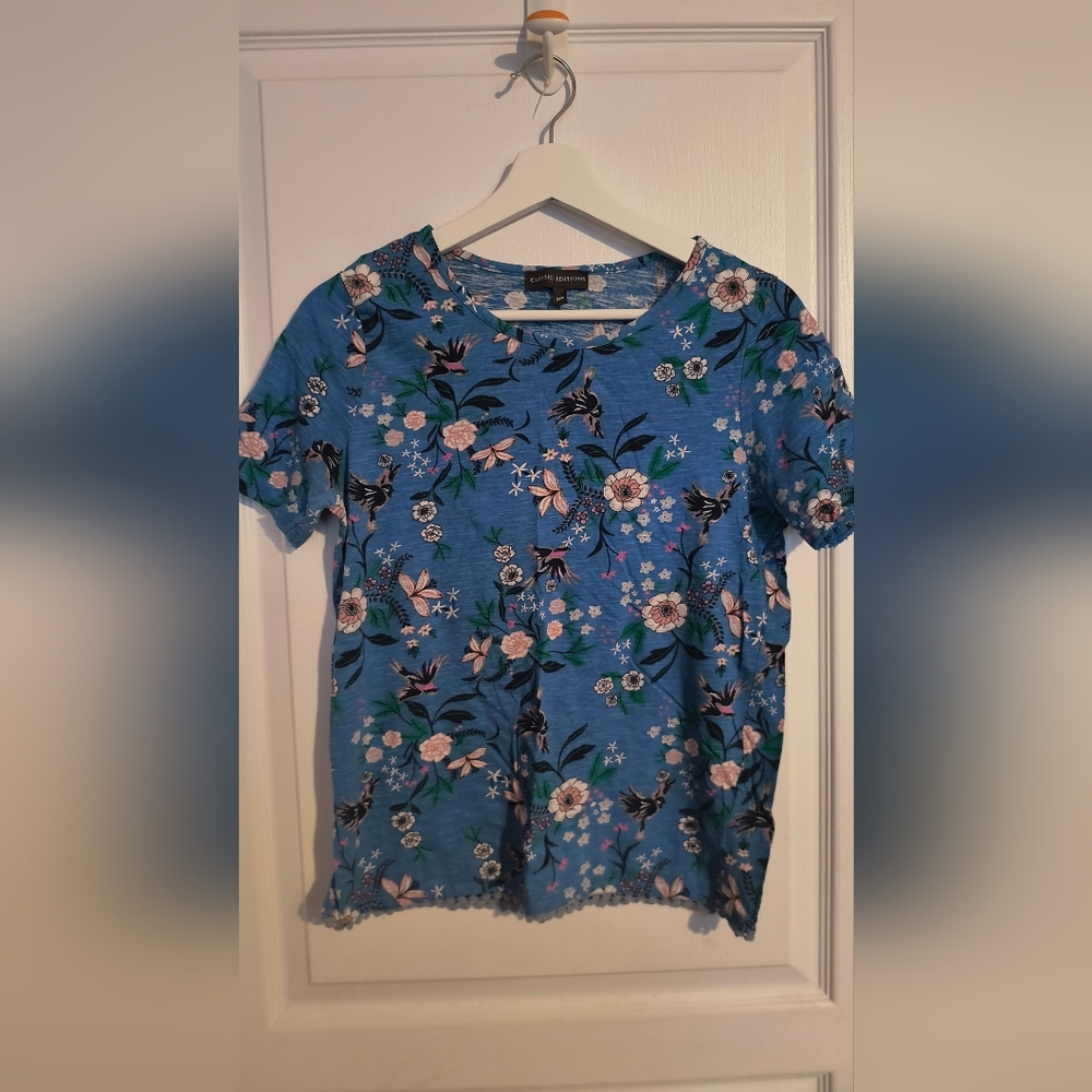 Nice preshort-sleeved top . CLASSIC EDITIONS brand. Small. Floral pattern 🌸🌞👚